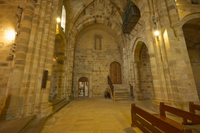 Vixta del crucero desde el lado norte de la iglesia del monasterio de Valdedios
